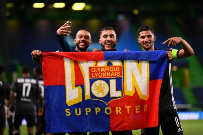 L'attaquant néerlandais de Lyon, Memphis Depay (g), fête la victoire avec ses coéquipiers contre Manchester City en quart de finale de la Ligue des champions, à Lisbonne, le 15 août 2020
