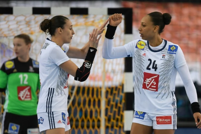 Les Françaises Camille Ayglon-Saurina et Béatrice Edwige ont assuré contre la Hongrie à Leipzig, le 10 décembre 2017