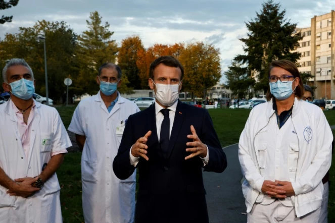 Le président Emmanuel Macron au centre hospitalier René Dubos de Pontoise, le 23 octobre 2020 dans le Val-d'Oise
