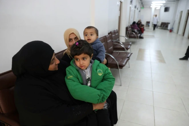 Safa al-Hussein et sa fille attendent dans les couloirs d'un centre de soins à Ankara pour être soignés par des médecins syriens, le 22 février 2018