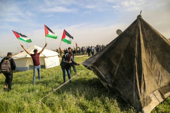 Des Palestiniens installent des tentes dans la bande de Gaza, près de la frontière avec Israël, en solidarité avec la "Journée de la terre" célébrée à partir de vendredi, le 27 mars 2018