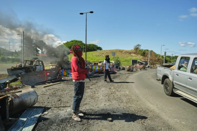 Un barrage avec des drapeaux kanak sur une route à Nouméa, le 24 mai 2024 