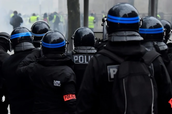 Des policiers face à des "gilets jaunes" lors d'une manifestation à Bordeaux, le 15 décembre 2018