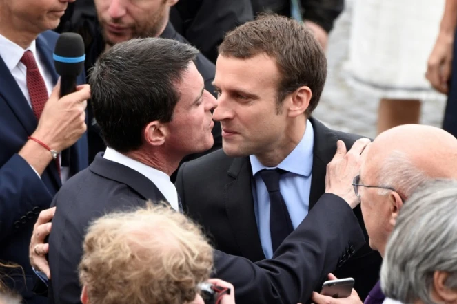 Manuel Valls (g) et Emmanuel Macron à Paris, le 14 juillet 2016