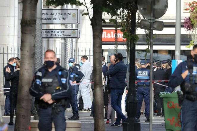 Des policiers sur les lieux d'une attaque au couteau, le 29 octobre 2020 à Nice