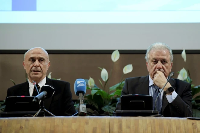 Le ministre de l'Intérieur italien Marco Minniti (G) et le commissaire européen chargé des migrations Dimitris Avramopoulos, le 20 mars 2017 à Rome
