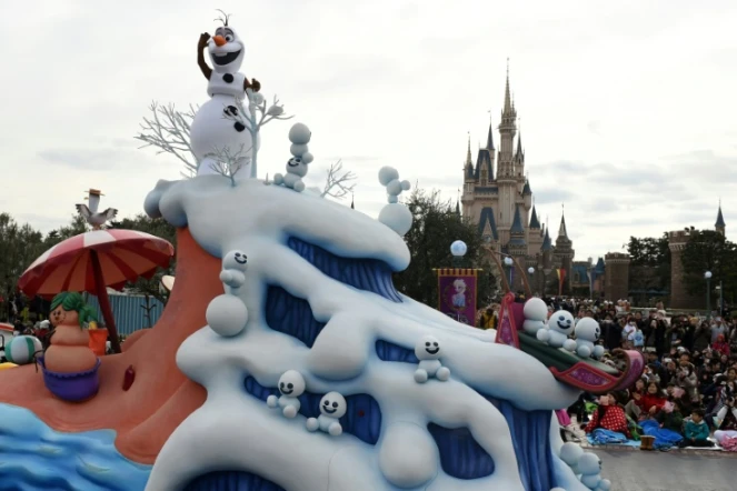 Olaf, ici en statue à Disneyland à Tokyo, a fait fondre le coeur des enfants