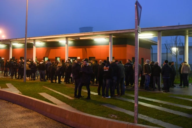 Des gardiens de prison manifestent devant le centre pénitentiaire de Vendin-le-Vieil, dans le Pas-de-Calais, le 12 janvier 2018