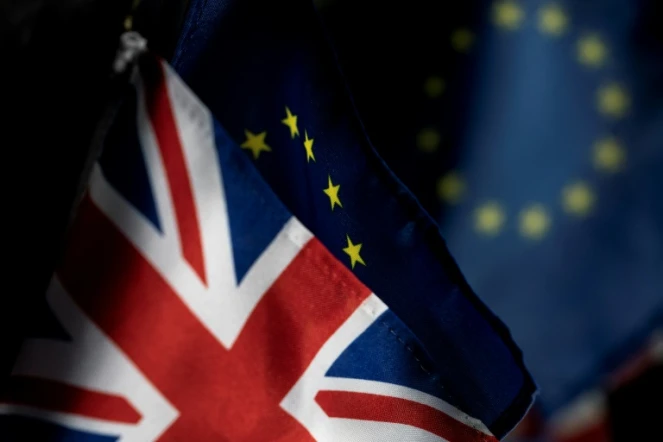 (ARCHIVES) Photo prise le 5 janvier 2020 des drapeaux britannique et de l'UE