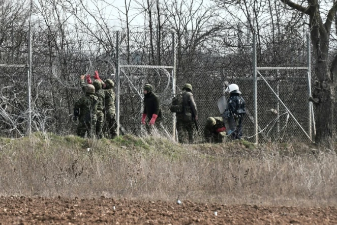 Des soldats installent des grillage le long de la frontière greco-turque, le 2 mars 2020 à Kastanies, en Grèce