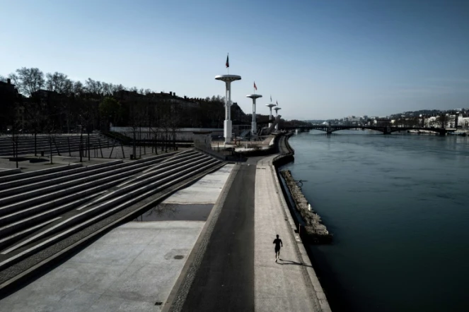 Un homme fait son jogging sur les quais du Rhône à Lyon, le 20 mars 2020 