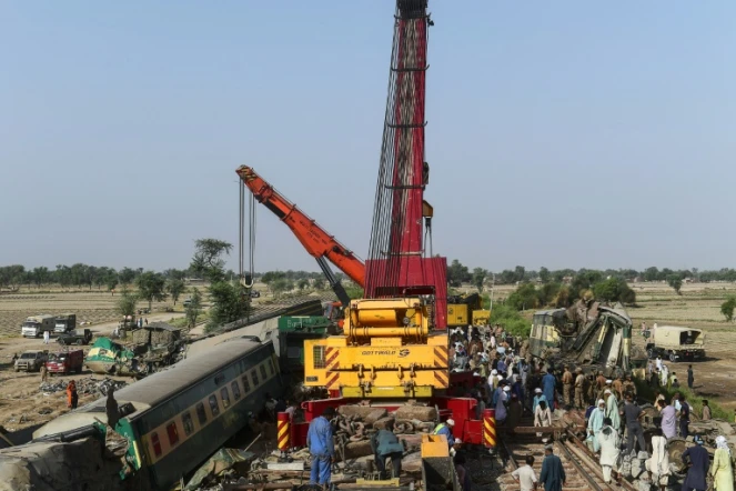 Dégagement des wagons après un double accident ferroviaire, le 8 juin 2021 à Daharki, au Pakistan