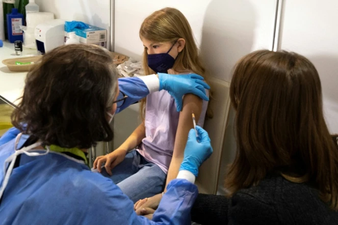 Une fillette reçoit une première dose de vaccin anti-Covid, à Vienne le 15 novembre 2021