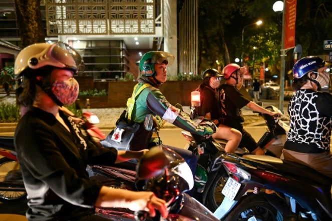Pham Quoc Viet, chauffeur de moto-taxi le jour et secouriste la nuit, à Hanoï la nuit le 12 mai 2020 
