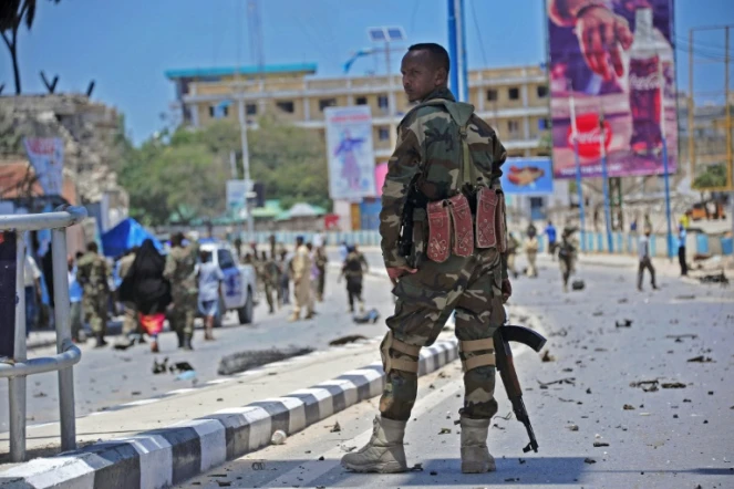 Un membre des forces de sécurité somaliennes sur les lieux d'un attentat, le 30 août 2016 à Mogadiscio 