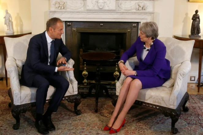 Le président du conseil européen Donald Tusk (g) s'adresse à la Première ministre britannique Theresa May, lors d'une réunion au 10 Downing street à Londres, le 1er mars 2018