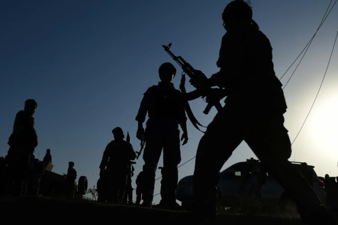Des soldats afghans près de l'aéroport de Kunduz, le 1er octobre 2015