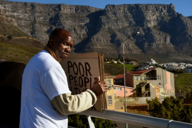 Un manifestant pour un logement abordable pour les pauvres dans la banlieue de Woodstock, au Cap, en Afrique du Sud, le 11 juillet 2017
