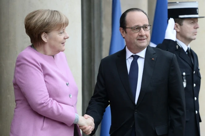 Le président français Francois Hollande accueille la chancelière allemande Angela Merkel à son arrivée au palais de l'Elysée, à Paris, le  4 mars 2016