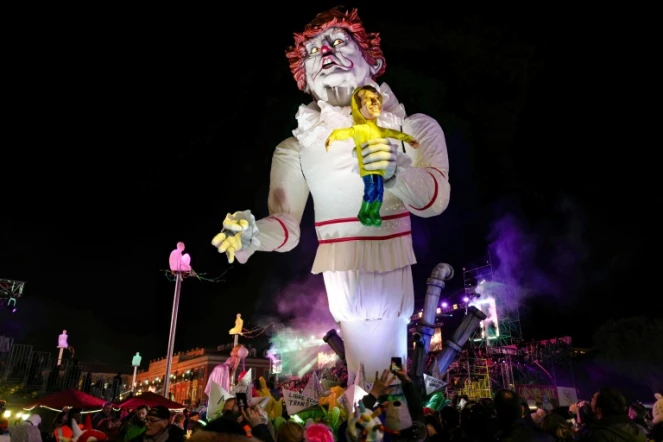 Une géant figurant Donald Trump grimé en clown tueur tenant une poupée à l'effigie d'Emmanuel Macron, le 16 février 2019 au carnaval de Nice.