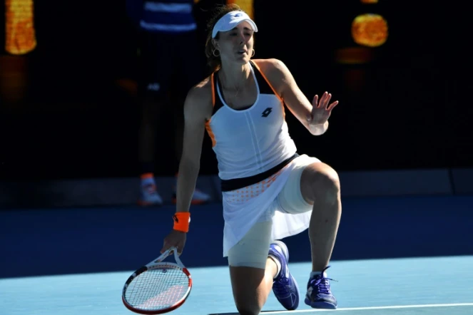 La Française Alizé Cornet célèbre sa victoire contre la Roumaine Simona Halep en 8e de finale de l'Open d'Australie à Melbourne le 24 janvier