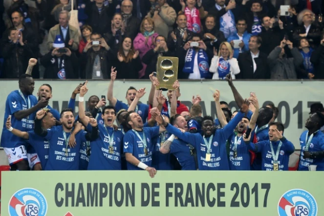 L'équipe de Strasbourg en liesse sur le podium après avoir remporté le titre de champion de L2 après le match contre Bourg-en-Bresse à La Meinau, le 19 mai 2017