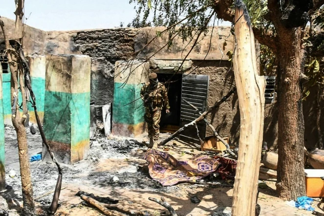 Un soldat malien dans les ruines du village peul d'Ogossagou attaqué le 25 mars 2019 par de présumés chasseurs dogon 