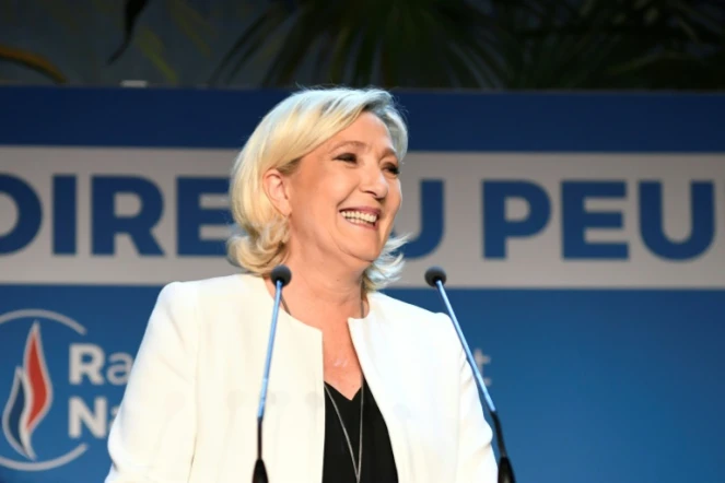 La présidente du RN Marine Le Pen prononce un discours après l'annonce des résultats aux Européennes, le 26 mai 2019 dans une salle parisienne 