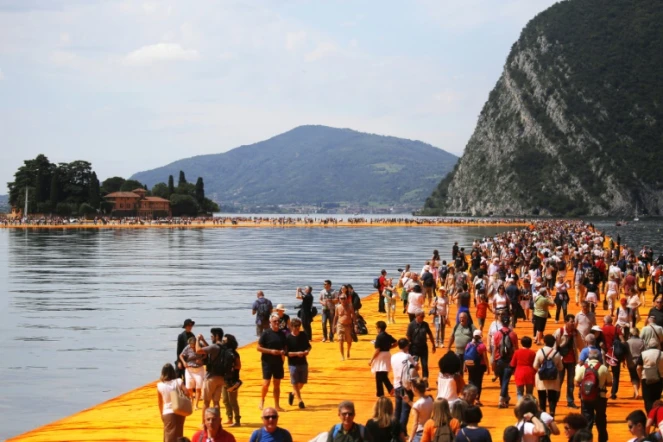 Des touristes déambulent sur les pontons flottants de Christo, sur le lac Iseo, en Italie, le 18 juin 2016