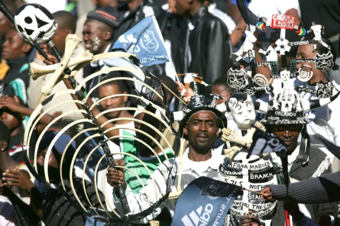 Des supporters des Orlando Pirates, le 28 avril 2007 au Ellis Park de Johannesburg lors du derby face aux Kaizer Chiefs