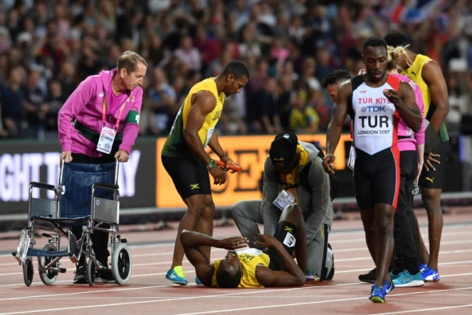 La star du sprint mondial Usain Bolt foudroyé en plein relais final 4x100 m des Mondiaux de Londres, le 12 août 2017.