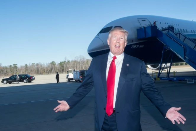 Donald Trump devant un Boeing 787-10 Dreamliner , le 17 février 2017 à  Charleston (Caroline du Sud) 