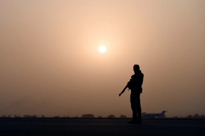 Un soldat français de l'opération antiterroriste Barkhane à l'aéroport de Bamako, le 19 février 2016