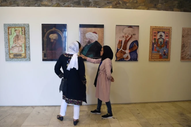Des agrandissements de miniatures mogholes du XVIe siècle sont exposés dans les jardins de l'Empereur Babur à Kaboul, le 15 avril 2018