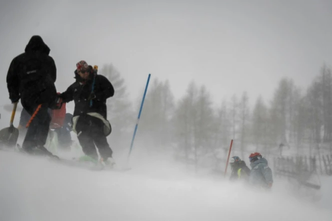 Les skieurs redescendent après l'annonce de l'annulation du slalom messieurs samedi 14 décembre à Val d'Isère à cause des conditions climatiques.