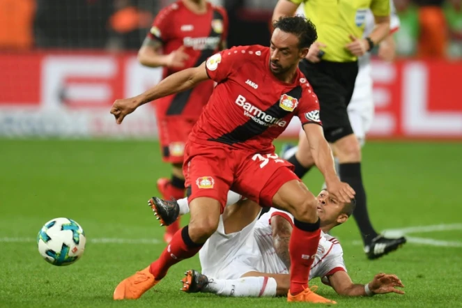 L'ailier allemand du Bayer Leverkusen Karim Bellarabi contre le Bayern Munich en demi-finale de la Coupe d'Allemagne, le 17 avril 2018 à Leverkusen 
