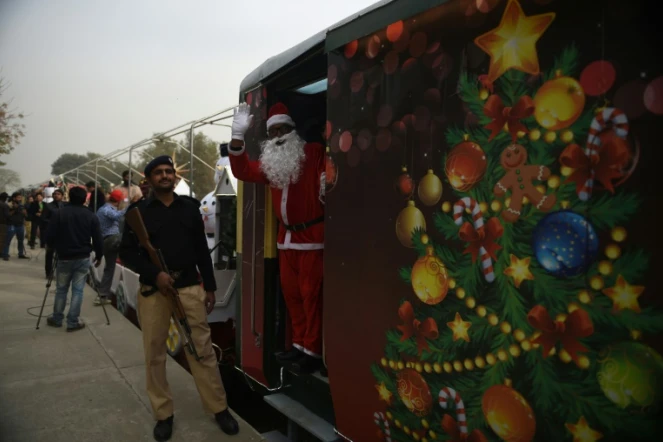 Un homme déguisé en Père Noël à bord du train de la paix, le 22 décembre 2016 à Islamabad