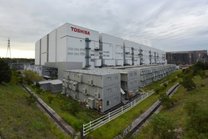 Le conglomérat industriel japonais Toshiba, en grande difficulté financière depuis la faillite de sa filiale nucléaire américaine Westinghouse, a annoncé dimanche le lancement d'une augmentation de capital de 600 milliards de yens (environ 4,5 milliards d'euros), pour restaurer sa solvabilité