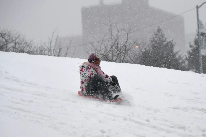 Les New-Yorkais profitaient de la neige, jeudi 4 janvier, pour faire de la luge dans les rues de Brooklyn