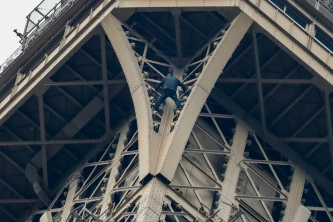 Un homme grimpe la tour Eiffel le 20 mai 2019 à Paris
