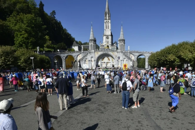 Des fidèles catholiques se rassemblent au sanctuaire de Notre-Dame de Lourdes (sud-ouest), à Lourdes le 13 août 2016