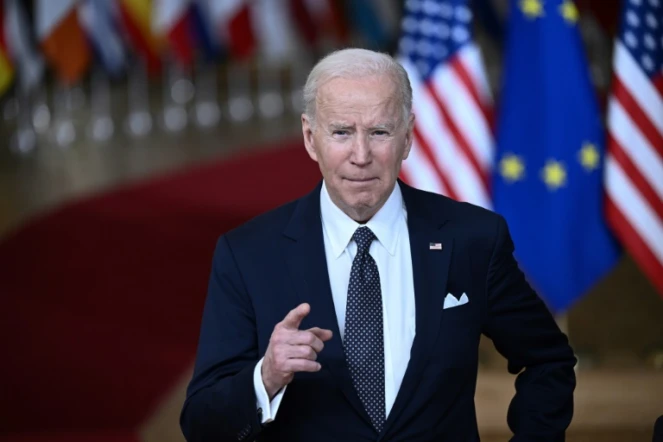 Le président américain Joe Biden s'adresse aux journalistes à son arrivée au sommet de l'Union européenne à Bruxelles, le 24 mars 2022