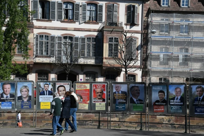 Les affiches des candidats à la présidentielle, le 10 avril 2017 à Strasbourg