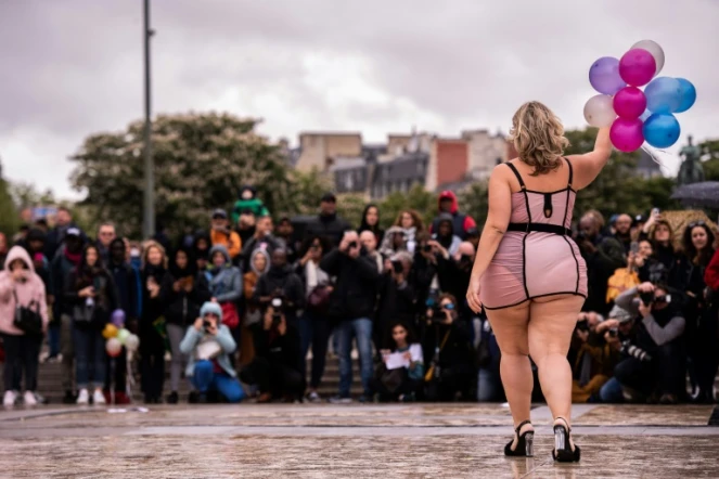 Défilé des mannequins rondes à Trocadéro à Paris, le 28 avril 2019