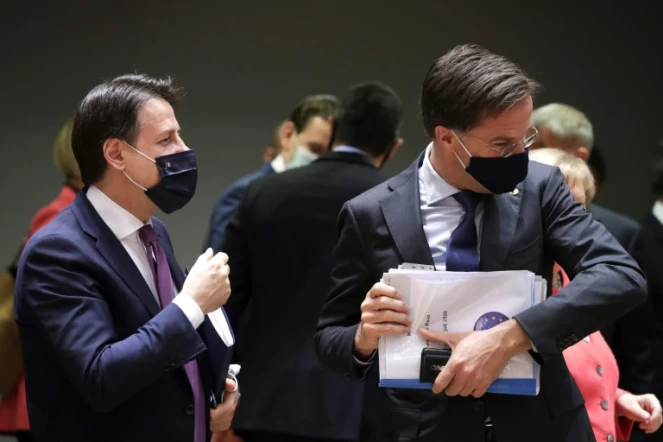 Les Premiers ministres italien Giuseppe Conte (g) et néerlandais Mark Rutte avant le sommet de l'UE à Bruxelles, le 17 juillet 2020