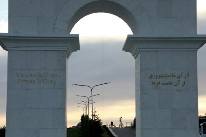 L'entrée de la cité Ashraf 3, près de Tirana, le 4 mars 2020 où résident des milliers d'opposants iraniens