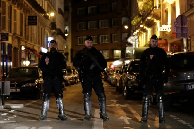 Des policiers bloquant l'accès près du lieu de l'attaque au couteau qui a fait deux morts, dont l'assaillant, et plusieurs blessés, à Paris le 12 mai 2018