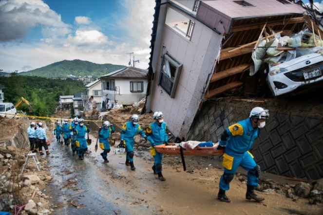La police japonaise à la recherche de survivants des inondations, à Kumano (préfécture d'Hiroshima), le 9 juillet 2018 