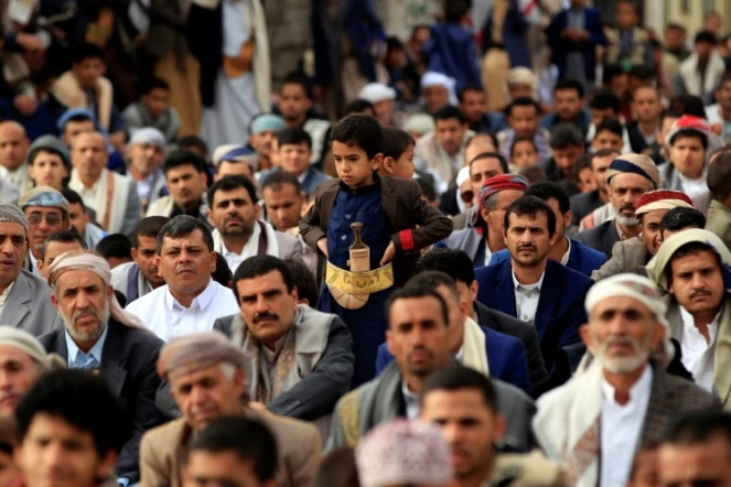Des habitants de la capitale Sanaa assistent à la prière de l'Aïd el-Fitr, le 15 juin 2018