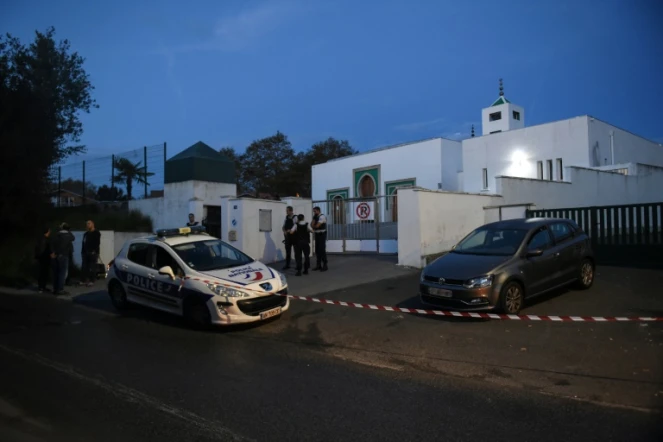 Les abords de la mosquée de Bayonne bouclés par la police pour les besoins de l'enquête sur l'attaque qui a fait deux blessés le 28 octobre 2019